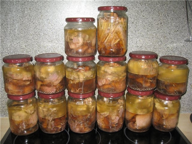 тушенка из утки в кастрюле