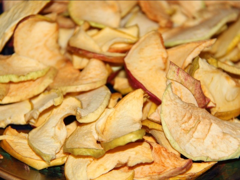 при какой температуре сушить яблоки в духовке