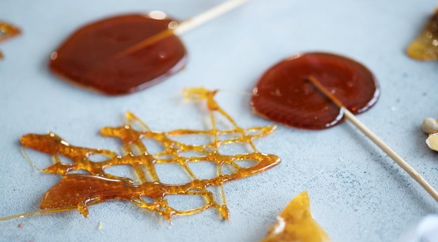 приготовить сироп из сахара и воды