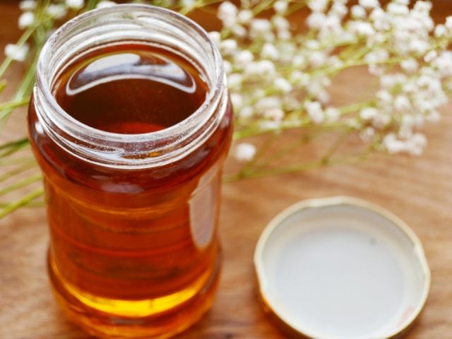 приготовить сироп из сахара и воды