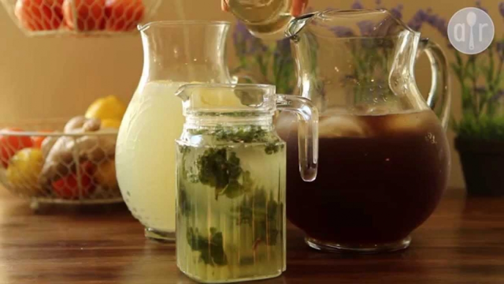 приготовить сироп из сахара и воды