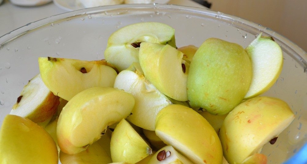 компот из винограда и яблок в кастрюле