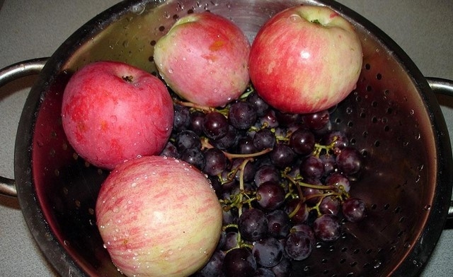 компот из винограда и яблок в кастрюле