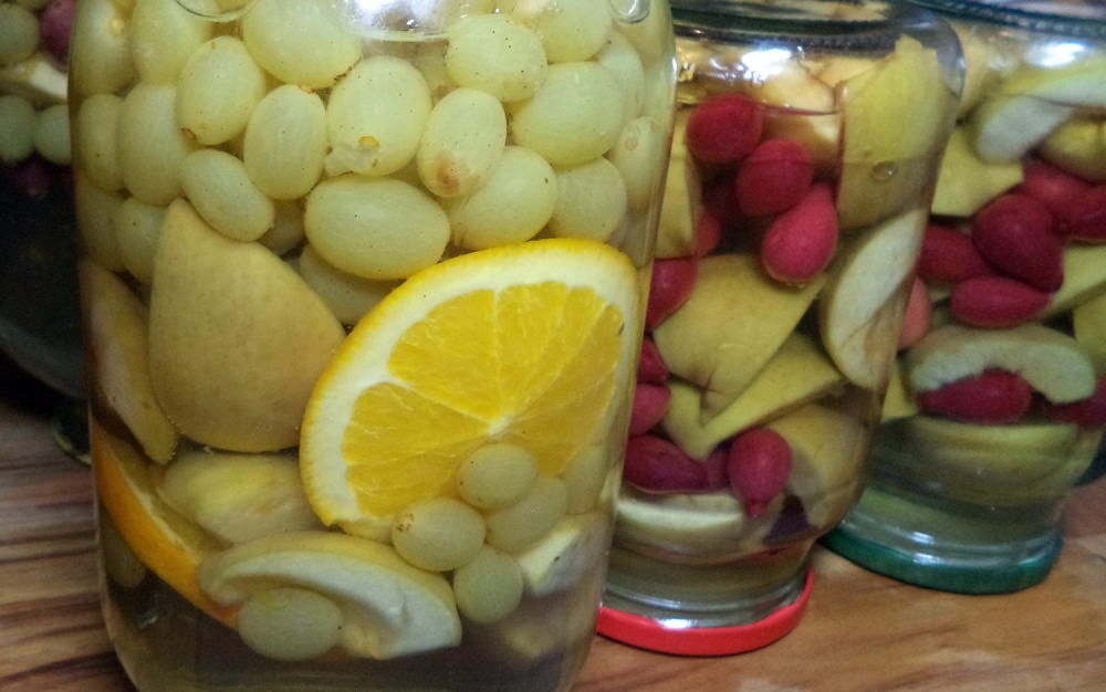 компот из яблок и винограда