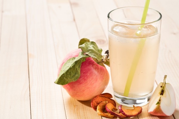 компот из винограда и яблок в кастрюле