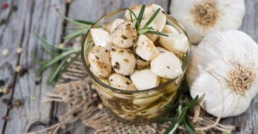 Маринованный чеснок