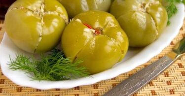 Зеленые помидоры маринованные с чесноком