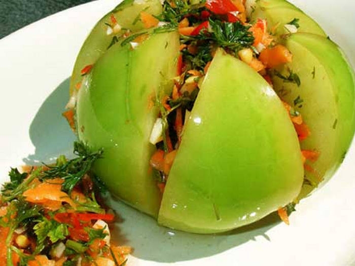 зеленые помидоры маринованные с чесноком быстрого приготовления