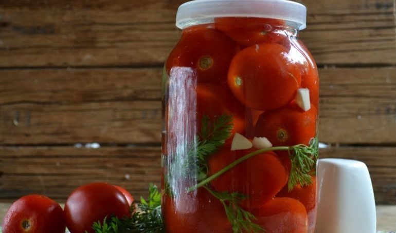 соленые зеленые помидоры в ведре