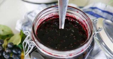 Черноплодная рябина с яблоками