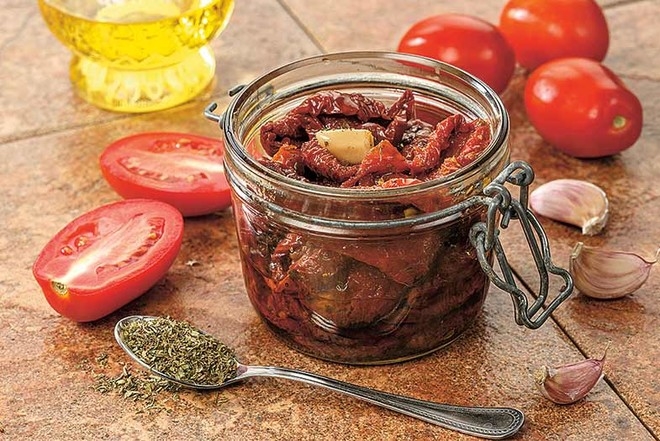 вяленые помидоры в сушилке для овощей