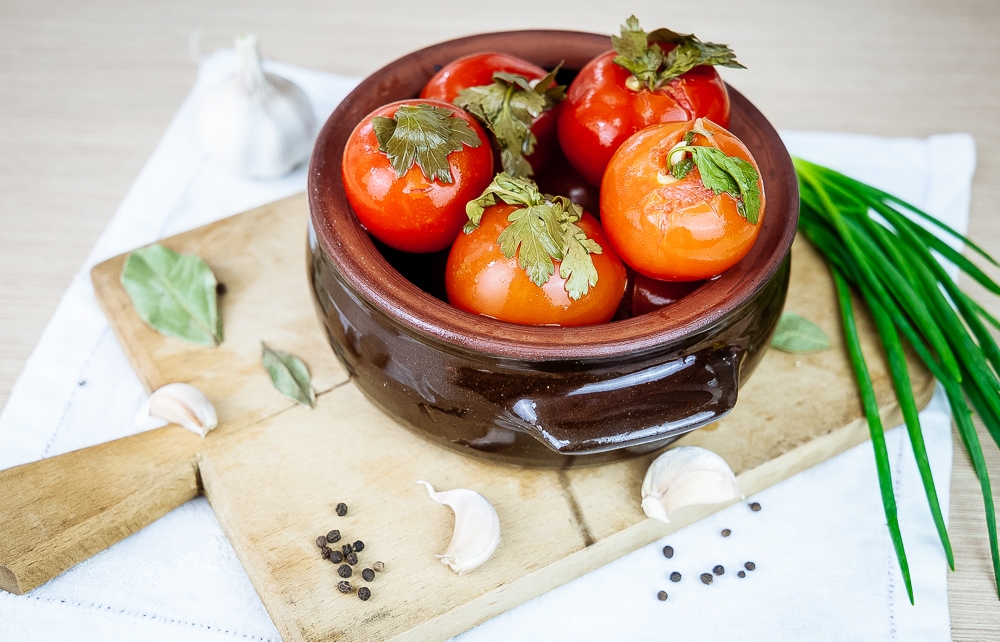 зеленые помидоры квашеные в ведре