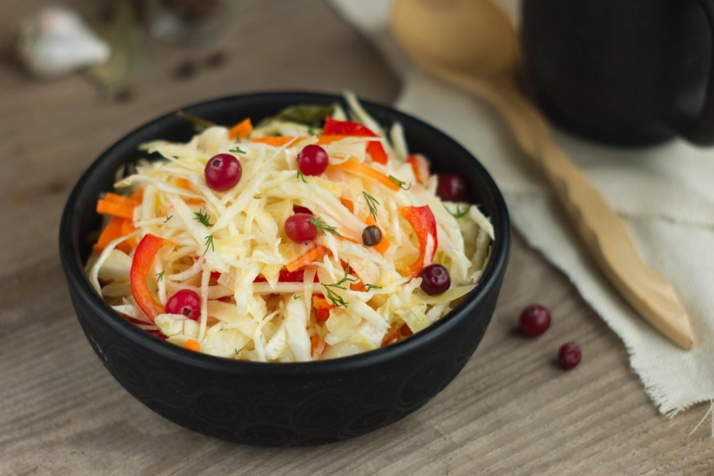 капуста провансаль с виноградом и яблоками