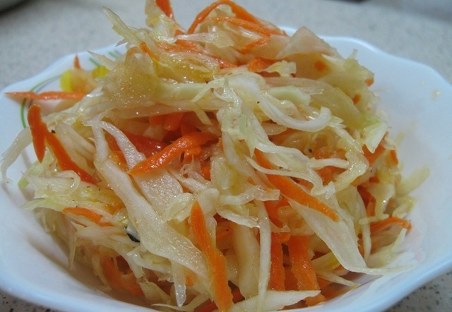 капуста провансаль с виноградом и яблоками