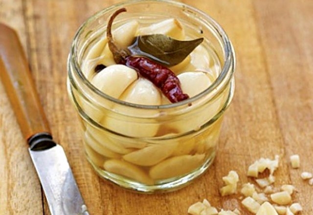 рецепт маринованного чеснока на зиму в банки