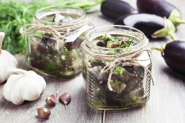 солить баклажаны